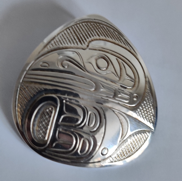 Northwest coast Indigenous Artisan Pin/Pendant Signed Sterling Silver - Picture 7 of 13